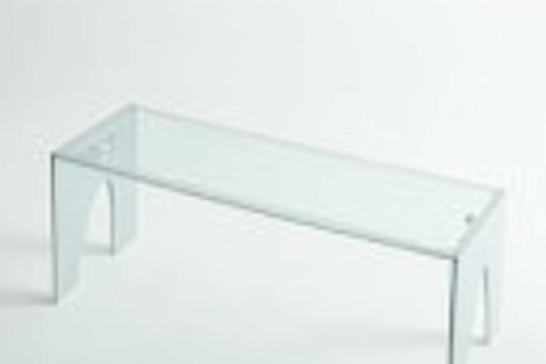 Kaiyo Craft製のガラス製MIZUデスク。